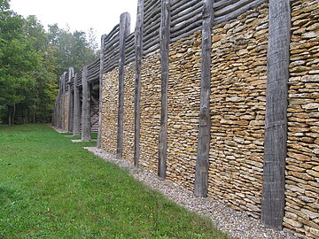 keltisches Stadttor rekonstruiertes keltisches Stadttor des Oppidums Alkimoennis in Kelheim