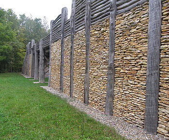 rekonstruiertes keltisches Stadttor des Oppidums Alkimoennis in Kelheim